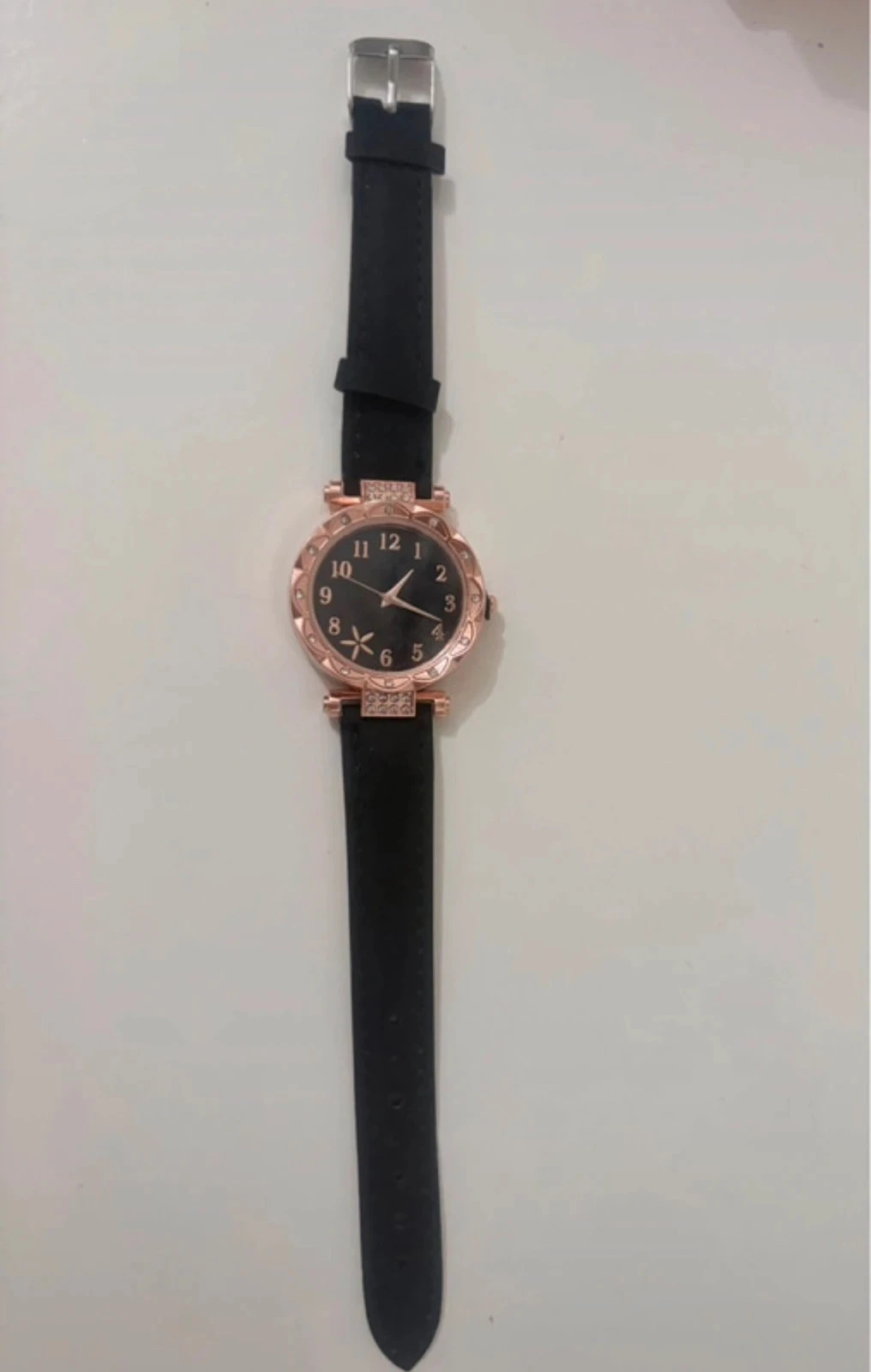 Reloj de fantasía elegante - Caja dorada y pulsera negra – photo 4